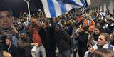 Torcida uruguaio lota aeroporto, mas atacante Surez 'atrasa' e desembarca discretamente