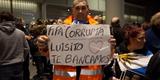 Torcida uruguaio lota aeroporto, mas atacante Surez 'atrasa' e desembarca discretamente