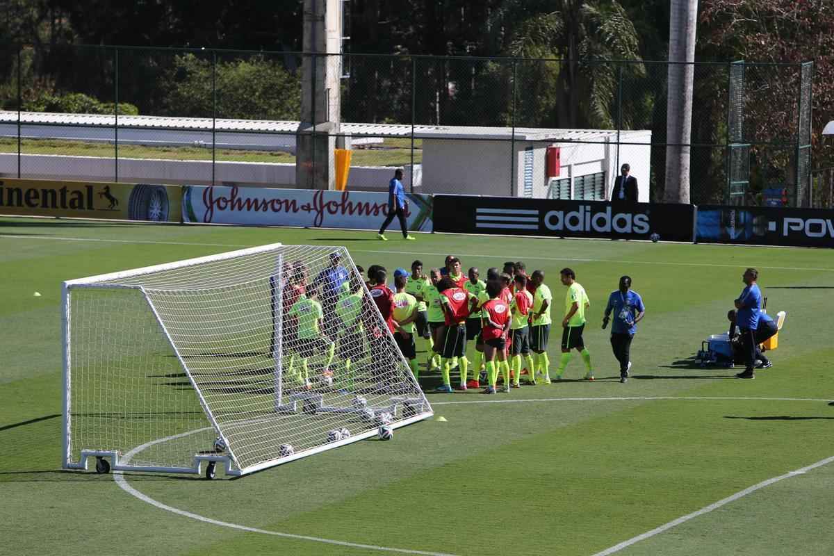 Jogadores da Seleo Brasileira fizeram a primeira atividade na capital mineira; Brasil e Chile se enfrentam pelas oitavas de final da Copa do Mundo