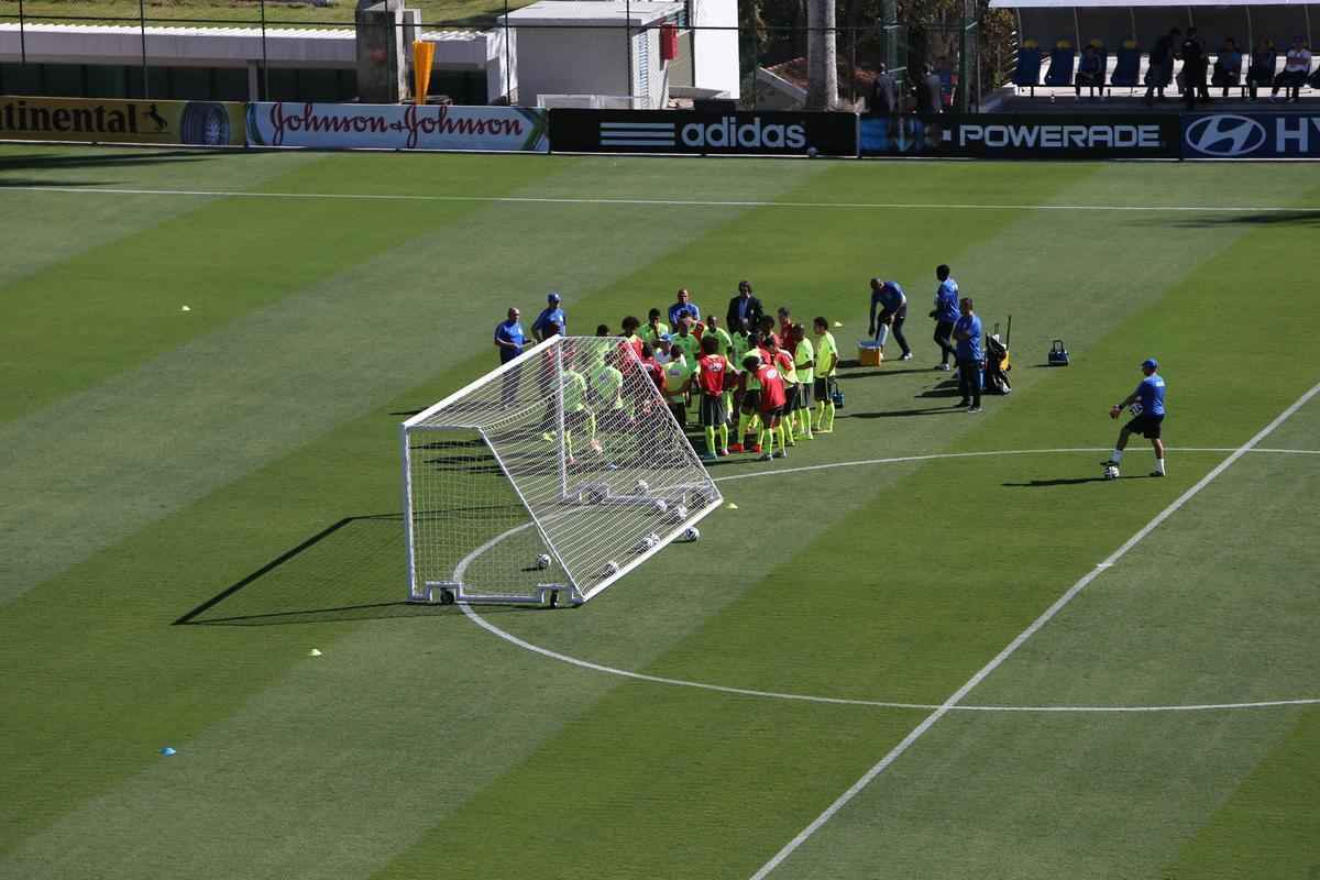 Jogadores da Seleo Brasileira fizeram a primeira atividade na capital mineira; Brasil e Chile se enfrentam pelas oitavas de final da copa do Mundo