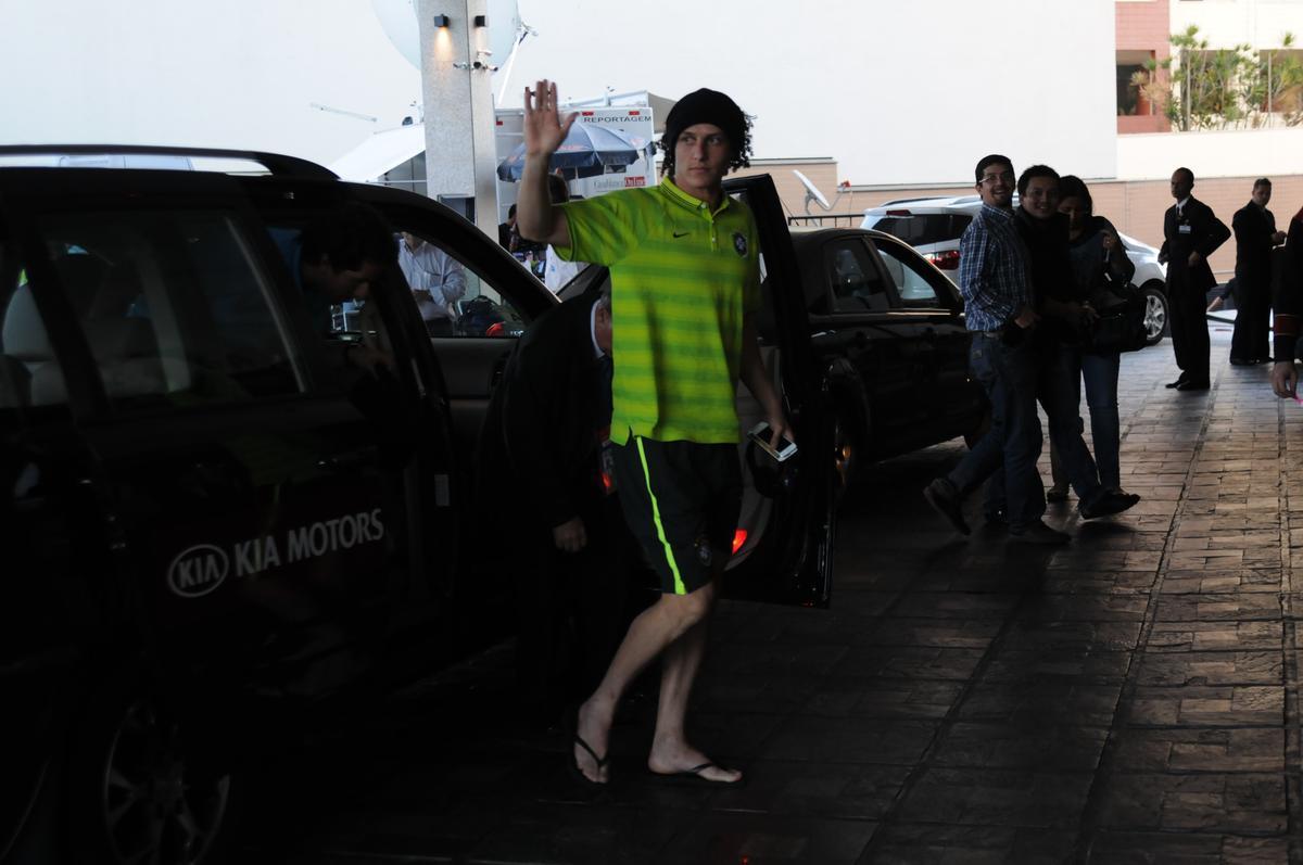 David Luiz retornou ao hotel da Seleo Brasileira aps realizar exames mdicos em Belo Horizonte