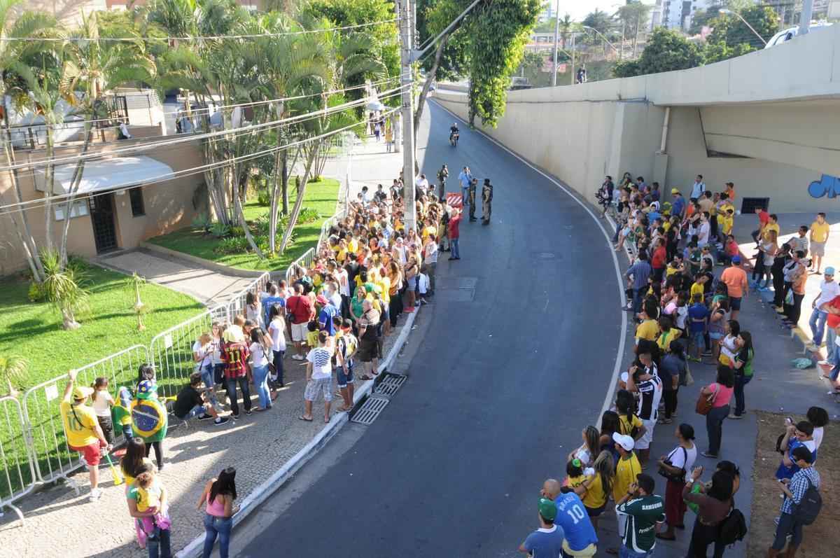 Torcedores vibram ao ver os dolos na chegada do treino da Seleo Brasileira, nesta sexta  tarde, no Hotel Ouro Minas, em Belo Horizonte