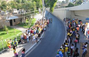 Torcedores vibram ao ver os dolos na chegada do treino da Seleo Brasileira, nesta sexta  tarde, no Hotel Ouro Minas, em Belo Horizonte