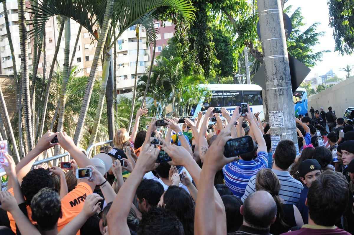 Torcedores vibram ao ver os dolos na chegada do treino da Seleo Brasileira, nesta sexta  tarde, no Hotel Ouro Minas, em Belo Horizonte