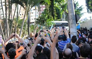 Torcedores vibram ao ver os dolos na chegada do treino da Seleo Brasileira, nesta sexta  tarde, no Hotel Ouro Minas, em Belo Horizonte