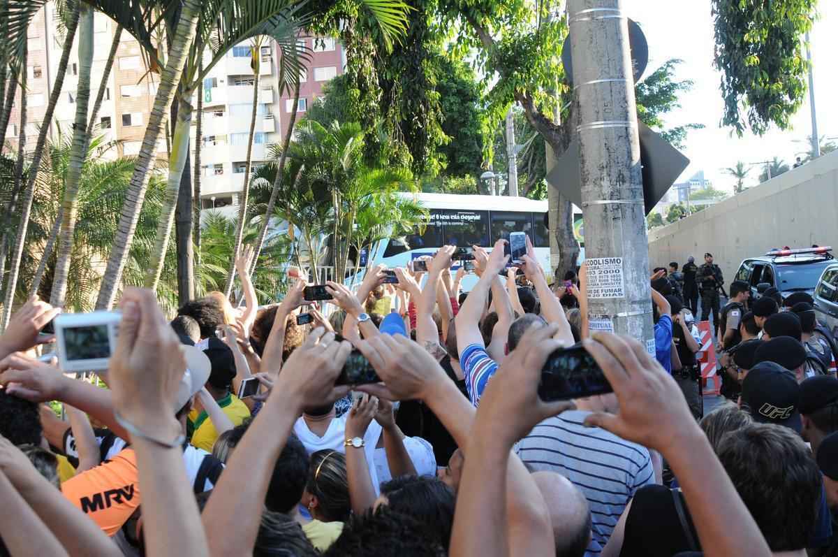 Torcedores vibram ao ver os dolos na chegada do treino da Seleo Brasileira, nesta sexta  tarde, no Hotel Ouro Minas, em Belo Horizonte