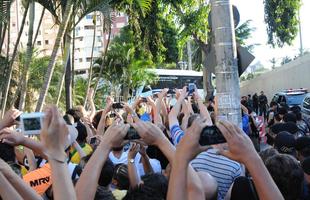 Torcedores vibram ao ver os dolos na chegada do treino da Seleo Brasileira, nesta sexta  tarde, no Hotel Ouro Minas, em Belo Horizonte