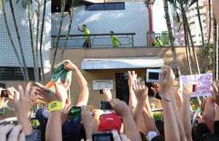 Torcedores vibram ao ver os dolos na chegada do treino da Seleo Brasileira, nesta sexta  tarde, no Hotel Ouro Minas, em Belo Horizonte