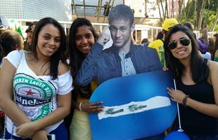 No falta criatividade para as histricas fs de Neymar. Cartazes, faixas e recadinhos apaixonados j viraram rotina. O que talvez ningum esperava era uma rplica do jogador feita em papelo circulando pelas imediaes do hotel da Seleo Brasileira. Isso mesmo, um 'Neymar de papelo'.