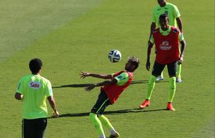 Durante treino da Seleo nesta sexta-feira, no Sesc Venda Nova, Neymar chamou ateno com linda bicicleta. Veja o movimento do craque frame a frame (Rodrigo Clemente/EM/D. A Press)