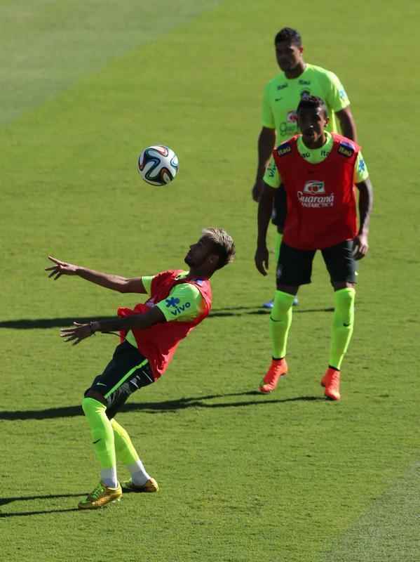 Durante treino da Seleo nesta sexta-feira, no Sesc Venda Nova, Neymar chamou ateno com linda bicicleta. Veja o movimento do craque frame a frame (Rodrigo Clemente/EM/D. A Press)