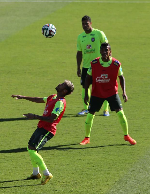 Durante treino da Seleo nesta sexta-feira, no Sesc Venda Nova, Neymar chamou ateno com linda bicicleta. Veja o movimento do craque frame a frame (Rodrigo Clemente/EM/D. A Press)