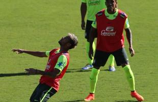 Durante treino da Seleo nesta sexta-feira, no Sesc Venda Nova, Neymar chamou ateno com linda bicicleta. Veja o movimento do craque frame a frame (Rodrigo Clemente/EM/D. A Press)