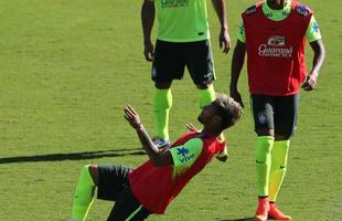 Durante treino da Seleo nesta sexta-feira, no Sesc Venda Nova, Neymar chamou ateno com linda bicicleta. Veja o movimento do craque frame a frame (Rodrigo Clemente/EM/D. A Press)