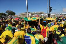 Festa de brasileiros e chilenos na chegada ao Mineiro para jogo das oitavas de final