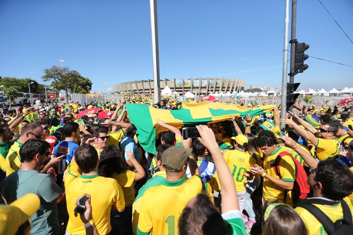 Torcedores brasileiros e chilenos na chegada ao Mineiro para duelo das oitavas de final