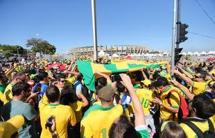 Torcedores brasileiros e chilenos na chegada ao Mineiro para duelo das oitavas de final