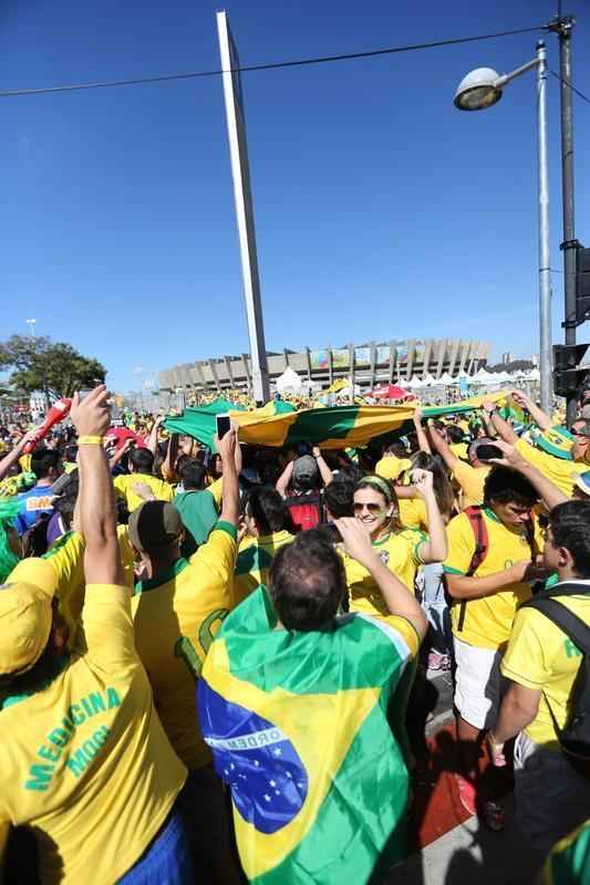 Torcedores brasileiros e chilenos na chegada ao Mineiro para duelo das oitavas de final