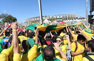 Torcedores brasileiros e chilenos na chegada ao Mineiro para duelo das oitavas de final