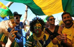 Torcedores brasileiros e chilenos na chegada ao Mineiro para duelo das oitavas de final