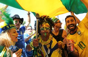 Torcedores brasileiros e chilenos na chegada ao Mineiro para duelo das oitavas de final