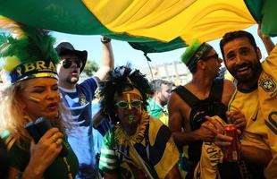 Torcedores brasileiros e chilenos na chegada ao Mineiro para duelo das oitavas de final