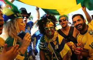 Torcedores brasileiros e chilenos na chegada ao Mineiro para duelo das oitavas de final