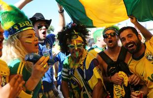 Torcedores brasileiros e chilenos na chegada ao Mineiro para duelo das oitavas de final