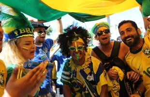 Torcedores brasileiros e chilenos na chegada ao Mineiro para duelo das oitavas de final