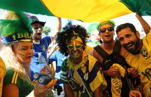 Torcedores brasileiros e chilenos na chegada ao Mineiro para duelo das oitavas de final