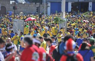 Torcedores brasileiros e chilenos na chegada ao Mineiro para duelo das oitavas de final