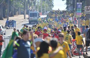 Torcedores brasileiros e chilenos na chegada ao Mineiro para duelo das oitavas de final