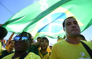 Torcedores brasileiros e chilenos na chegada ao Mineiro para duelo das oitavas de final