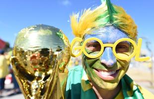 Torcedores brasileiros e chilenos na chegada ao Mineiro para duelo das oitavas de final