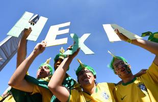 Torcedores brasileiros e chilenos na chegada ao Mineiro para duelo das oitavas de final