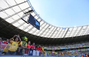Torcidas de Brasil e Chile colorem o Mineiro no duelo entre as selees nas oitavas de final