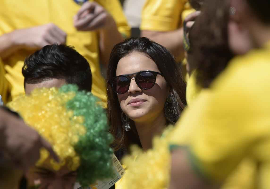 Bruna Marquezine e outras personalidades acompanham o jogo entre Brasil e Chile, no Mineiro