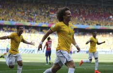 Depois de cruzamento de Neymar, zagueiro desviou para o gol, mas tento foi dado a David Luiz