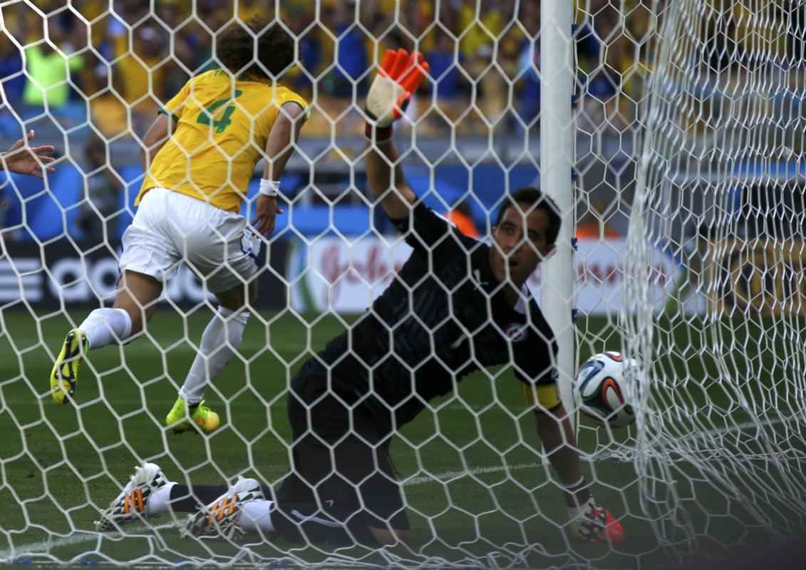 Imagens de todos os ngulos do gol brasileiro de David Luiz contra o Chile; gol foi contra, mas acabou creditado para o defensor