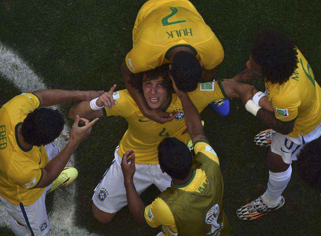 Imagens de todos os ngulos do gol brasileiro de David Luiz contra o Chile; gol foi contra, mas acabou creditado para o defensor