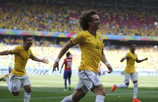 Imagens de todos os ngulos do gol brasileiro de David Luiz contra o Chile; gol foi contra, mas acabou creditado para o defensor