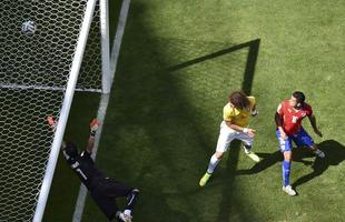 Imagens de todos os ngulos do gol brasileiro de David Luiz contra o Chile; gol foi contra, mas acabou creditado para o defensor