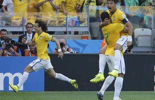 Imagens de todos os ngulos do gol brasileiro de David Luiz contra o Chile; gol foi contra, mas acabou creditado para o defensor