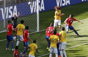 Imagens de todos os ngulos do gol brasileiro de David Luiz contra o Chile; gol foi contra, mas acabou creditado para o defensor