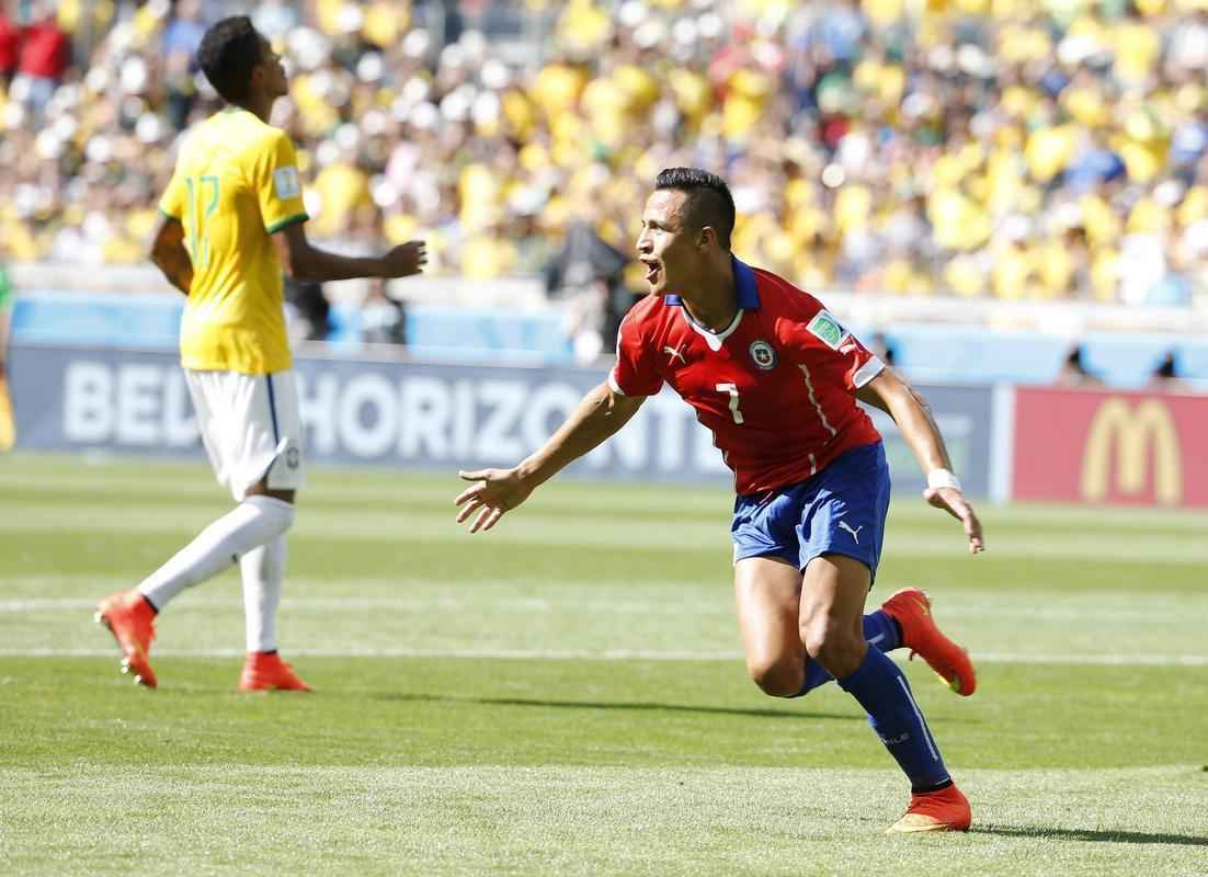 Imagens do gol de Alexis Snchez, do Chile, sobre o Brasil no Mineiro 