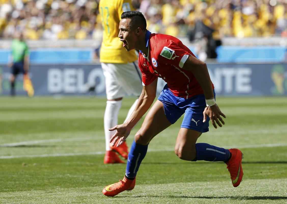 Imagens do gol de Alexis Snchez, do Chile, sobre o Brasil no Mineiro 