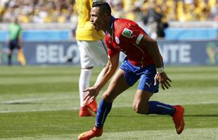 Imagens do gol de Alexis Snchez, do Chile, sobre o Brasil no Mineiro 