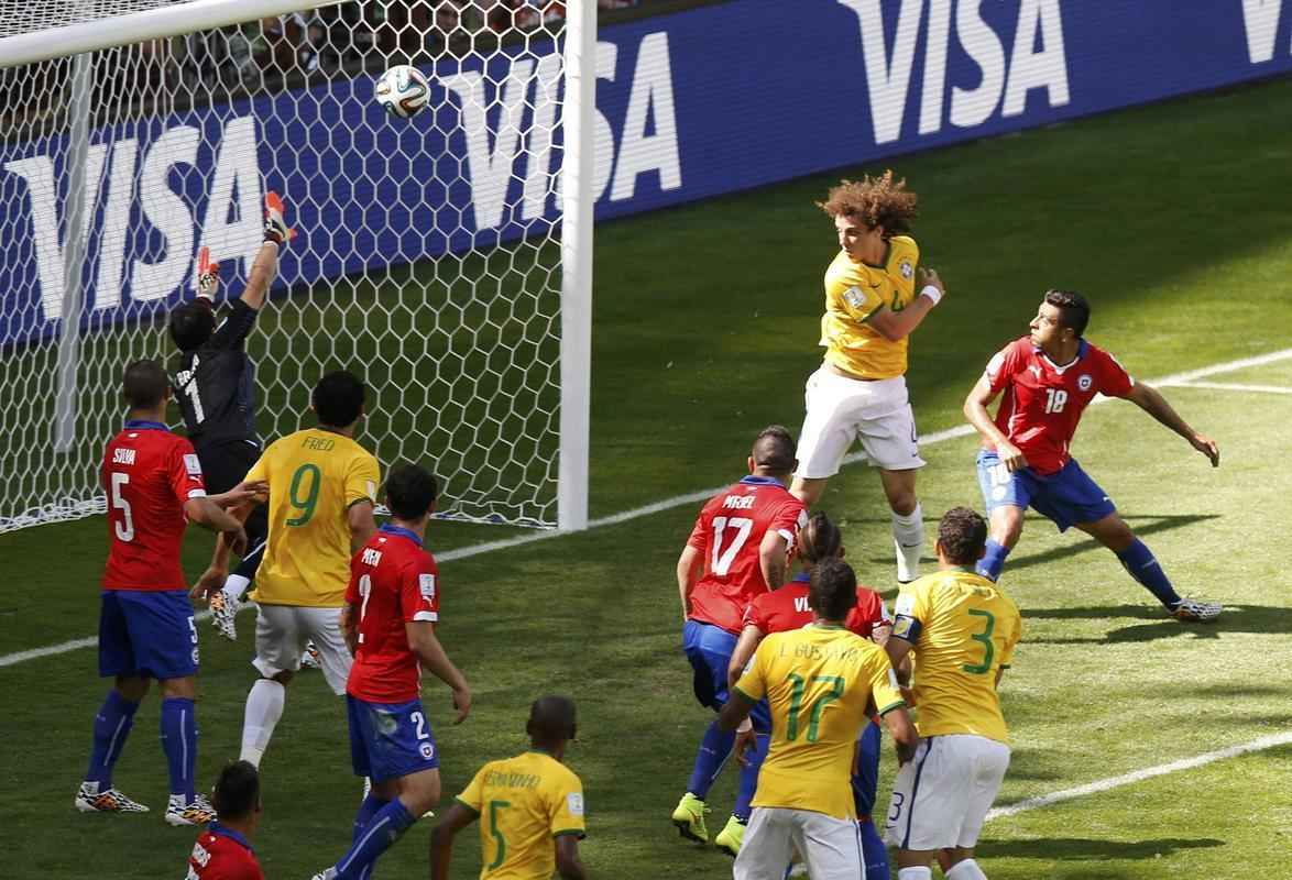 Imagens do gol de Alexis Snchez, do Chile, sobre o Brasil no Mineiro 