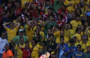 Imagens do gol de Alexis Snchez, do Chile, sobre o Brasil no Mineiro 