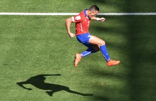 Imagens do gol de Alexis Snchez, do Chile, sobre o Brasil